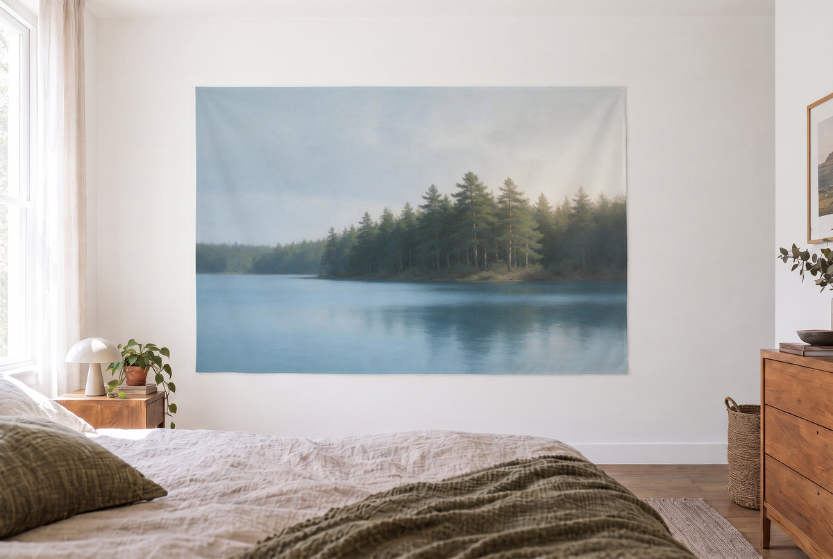 Wandtuch Kiefernwald am Seeufer im hellen Schlafzimmer gegenüber dem Bett, rechts eine Holzkommode – Grün und Blau