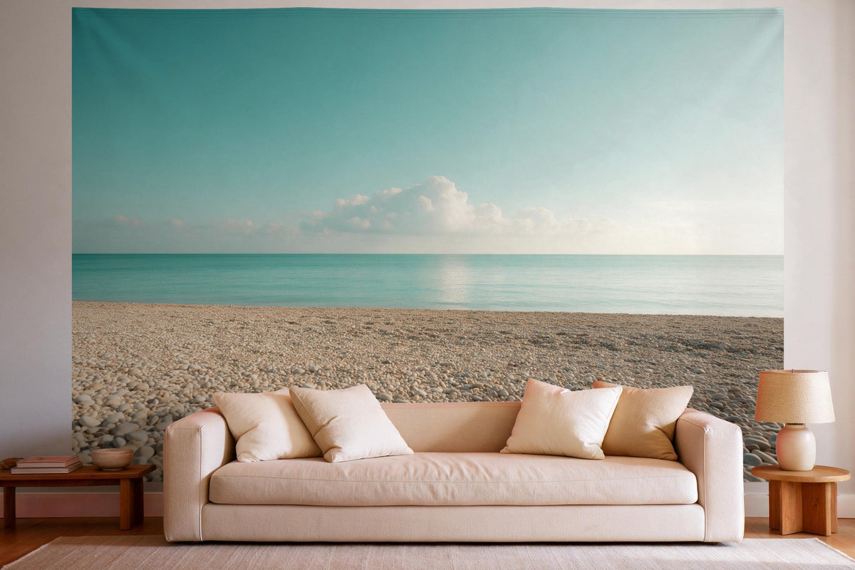 Tapiz de pared XXL Playa de guijarros bajo cielo nublado como decoración en un salón luminoso sobre el sofá
