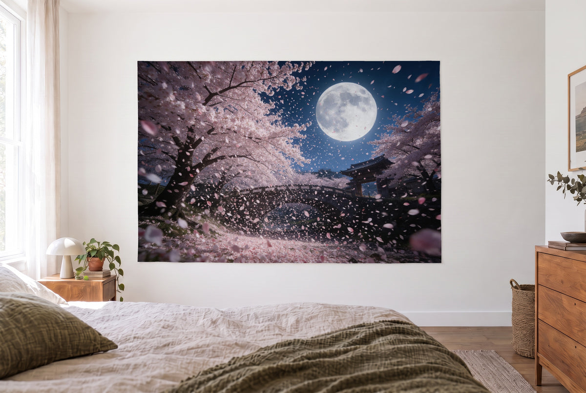 Tapiz flores de cerezo con luna llena en dormitorio claro frente a la cama, cómoda de madera a la derecha – rosa y azul