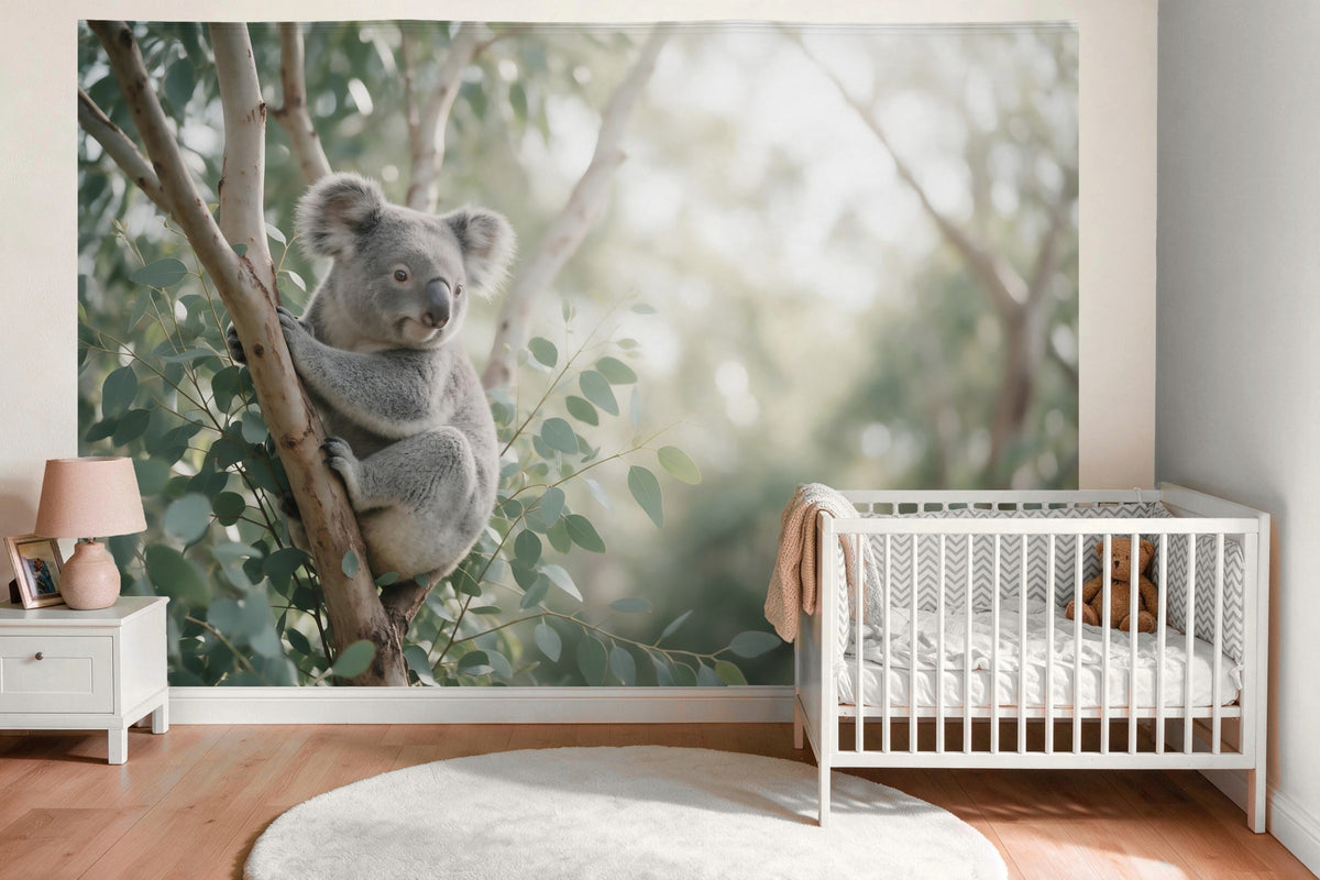 Wanddeko im Babyzimmer über dem Babybett: Wandtuch Koala im Eukalyptusbaum, auf Stoff gedruckt