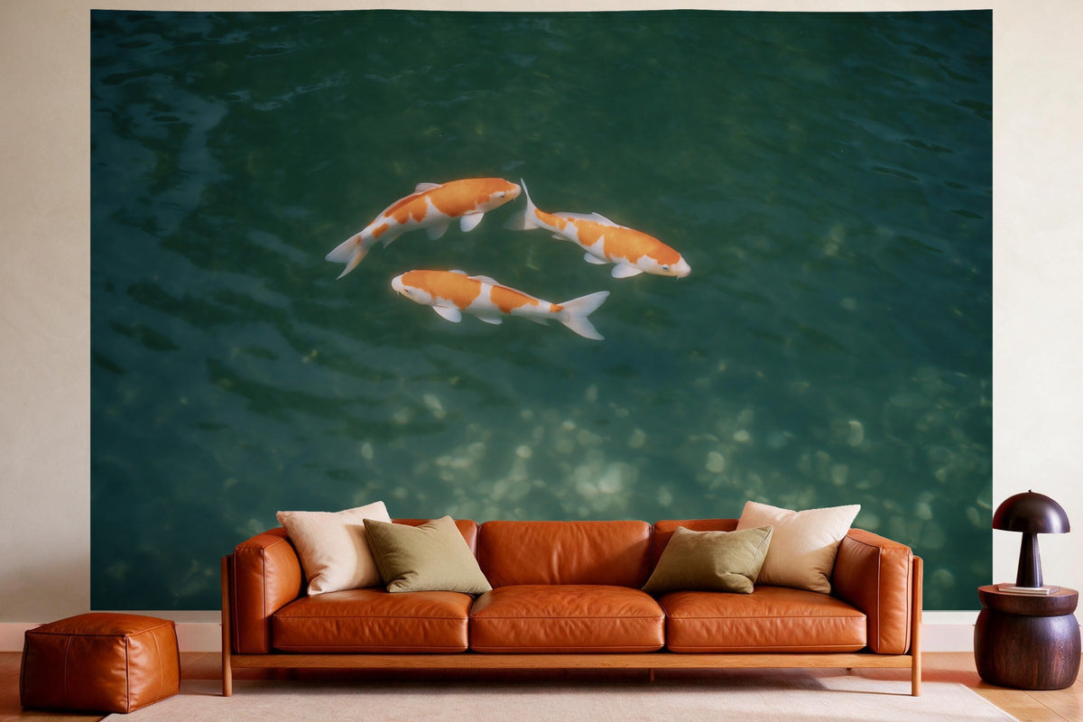 Wandtuch XXL Koi-Karpfen von oben als Wanddeko im gemütlichen Wohnzimmer über dem Ledersofa