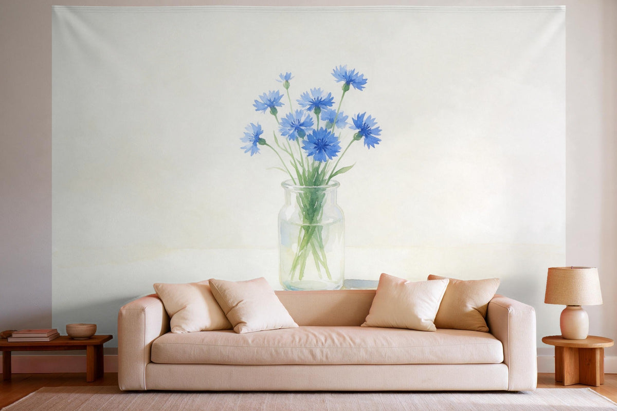Tenture murale XXL Centaurées en cobalt en déco murale dans un salon lumineux au-dessus du canapé