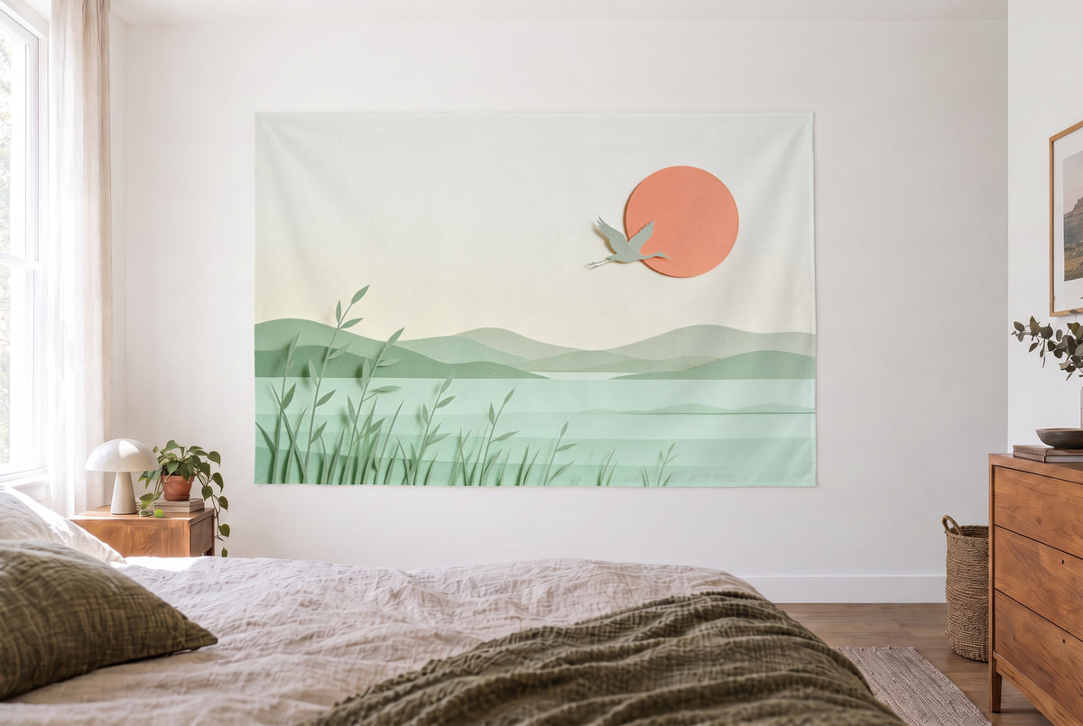 Wandtuch Kranich im Papierschnitt im hellen Schlafzimmer gegenüber dem Bett, rechts eine Holzkommode – Mintgrün und Koralle