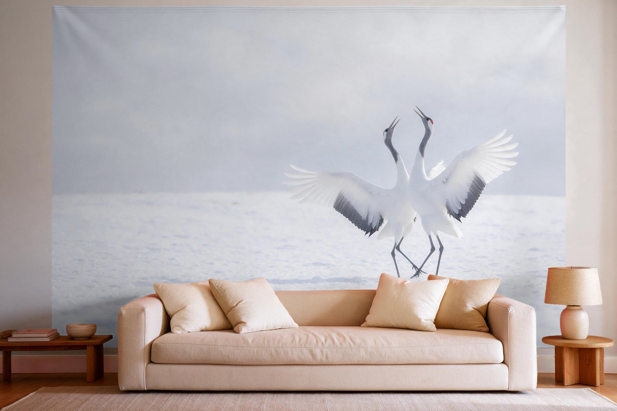 Tapiz de pared XXL Grullas en la nieve como decoración en un salón luminoso sobre el sofá