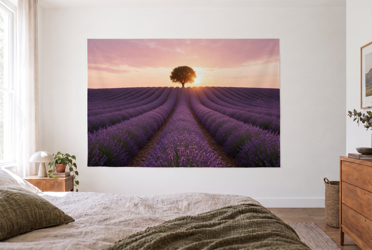 Wandtuch Lavendelfeld mit Baum im hellen Schlafzimmer gegenüber dem Bett, rechts eine Holzkommode – Violett und Rosa