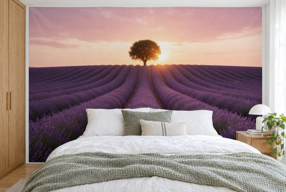 Tapiz de pared grande Campo de lavanda con árbol en el dormitorio, cubriendo la pared detrás de la cama – tela impresa