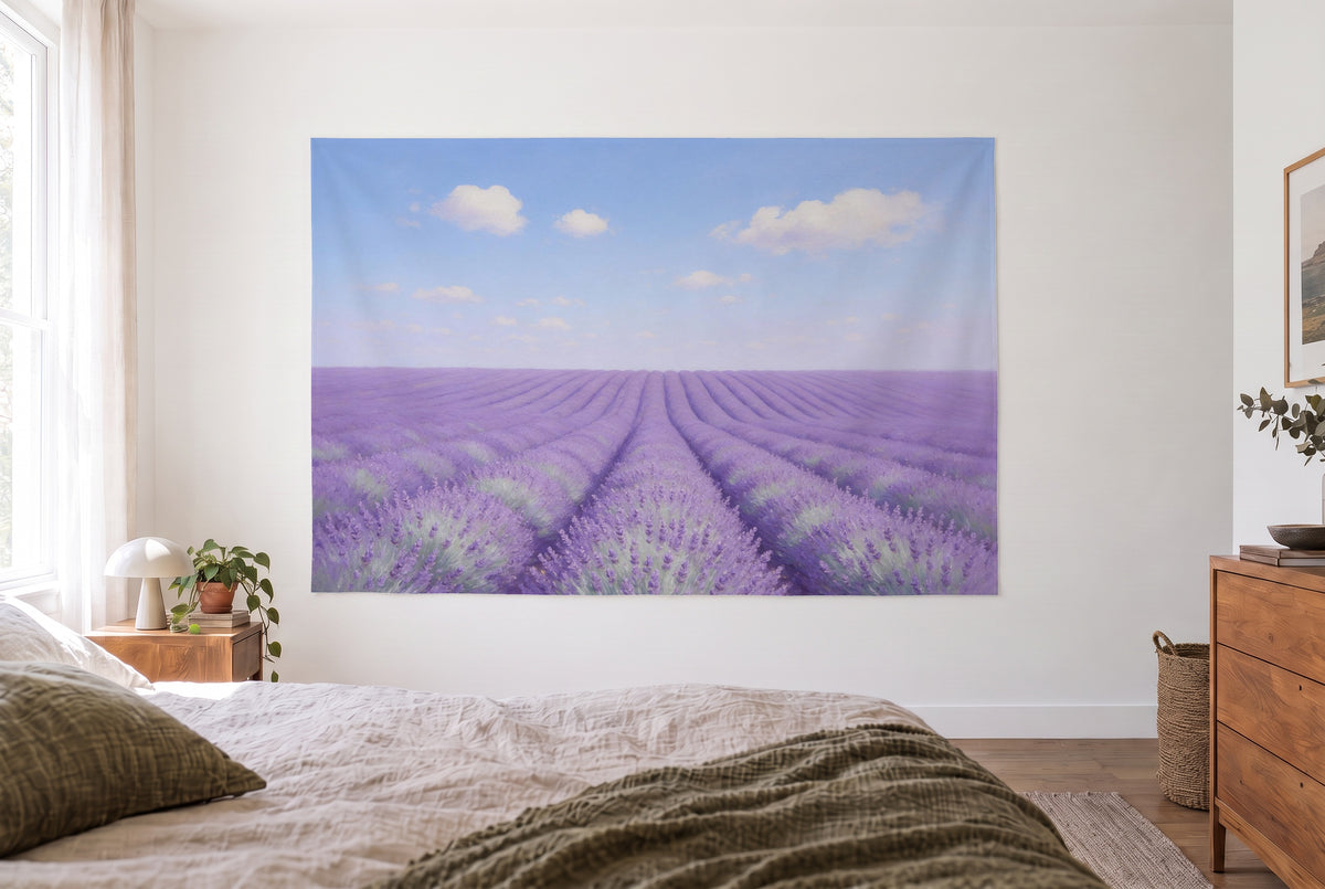 Tapiz lavanda bajo nubes de verano en el dormitorio claro frente a la cama, cómoda de madera a la derecha – violeta y azul