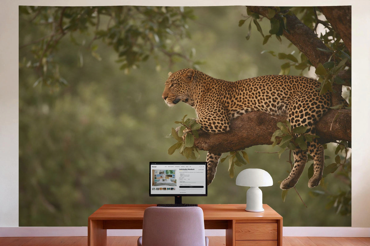 Decoración de pared en la oficina detrás del escritorio: tapiz de tela Leopardo en la rama