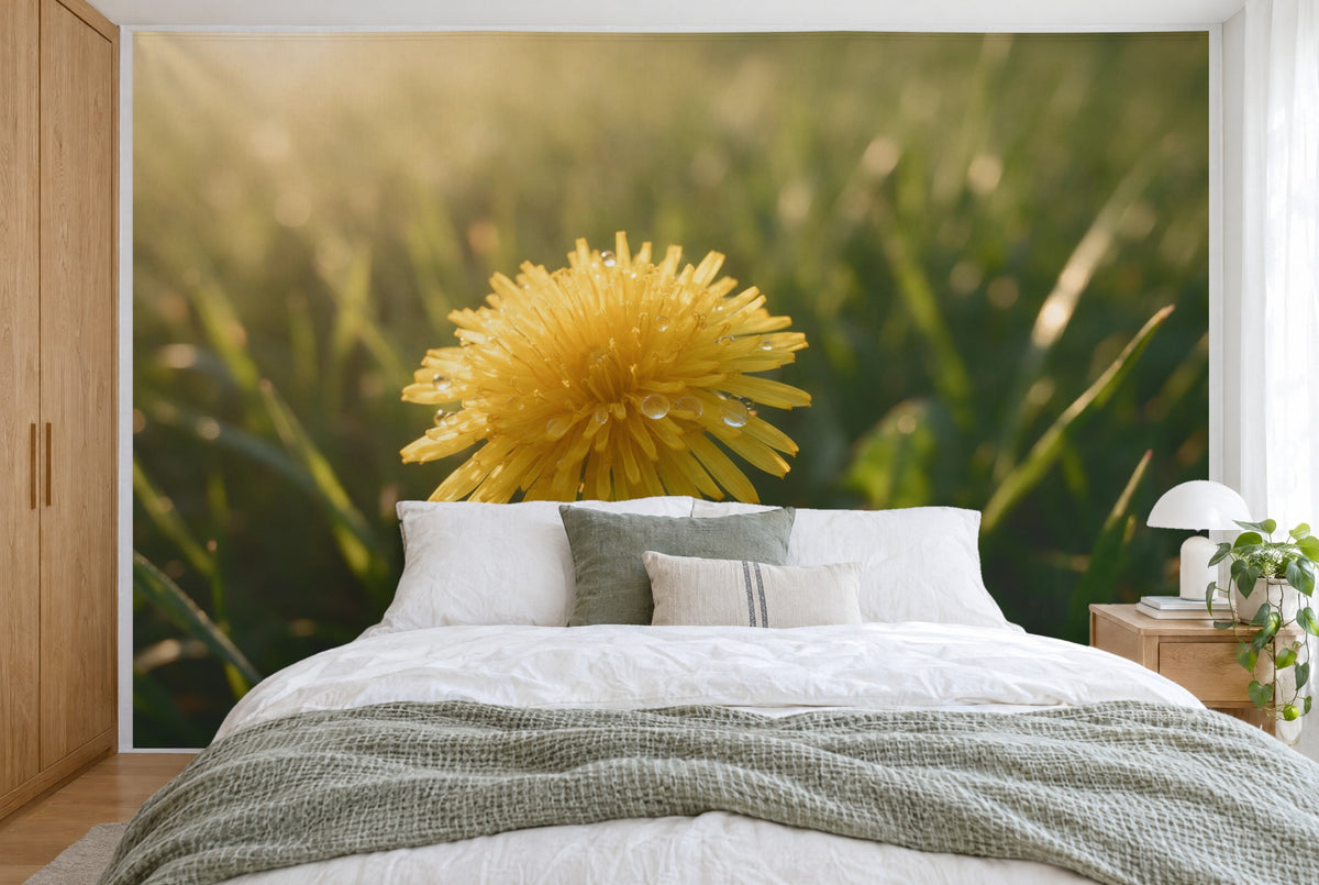 Tissu imprimé XXL : fleur de pissenlit jaune à gauche du centre devant une prairie verte, mur entier derrière le lit