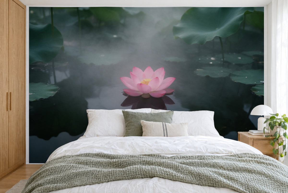 Grande tenture murale Fleur de lotus sur l'eau calme dans la chambre, sur tout le mur derrière le lit – tapisserie en tissu
