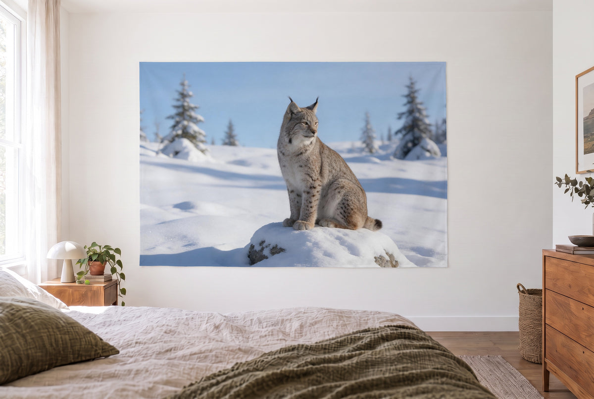 Wandtuch Luchs auf verschneitem Felsen im hellen Schlafzimmer gegenüber dem Bett, rechts eine Holzkommode – Weiss und Braun