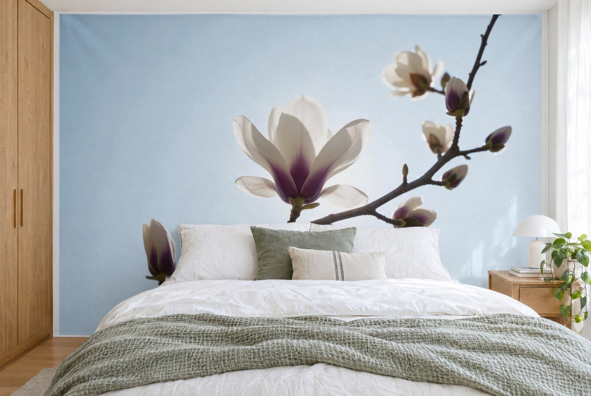Bedruckter Stoff im XXL-Format: Magnolienzweig mit weissen Blüten links der Mitte, wandfüllend hinter dem Bett
