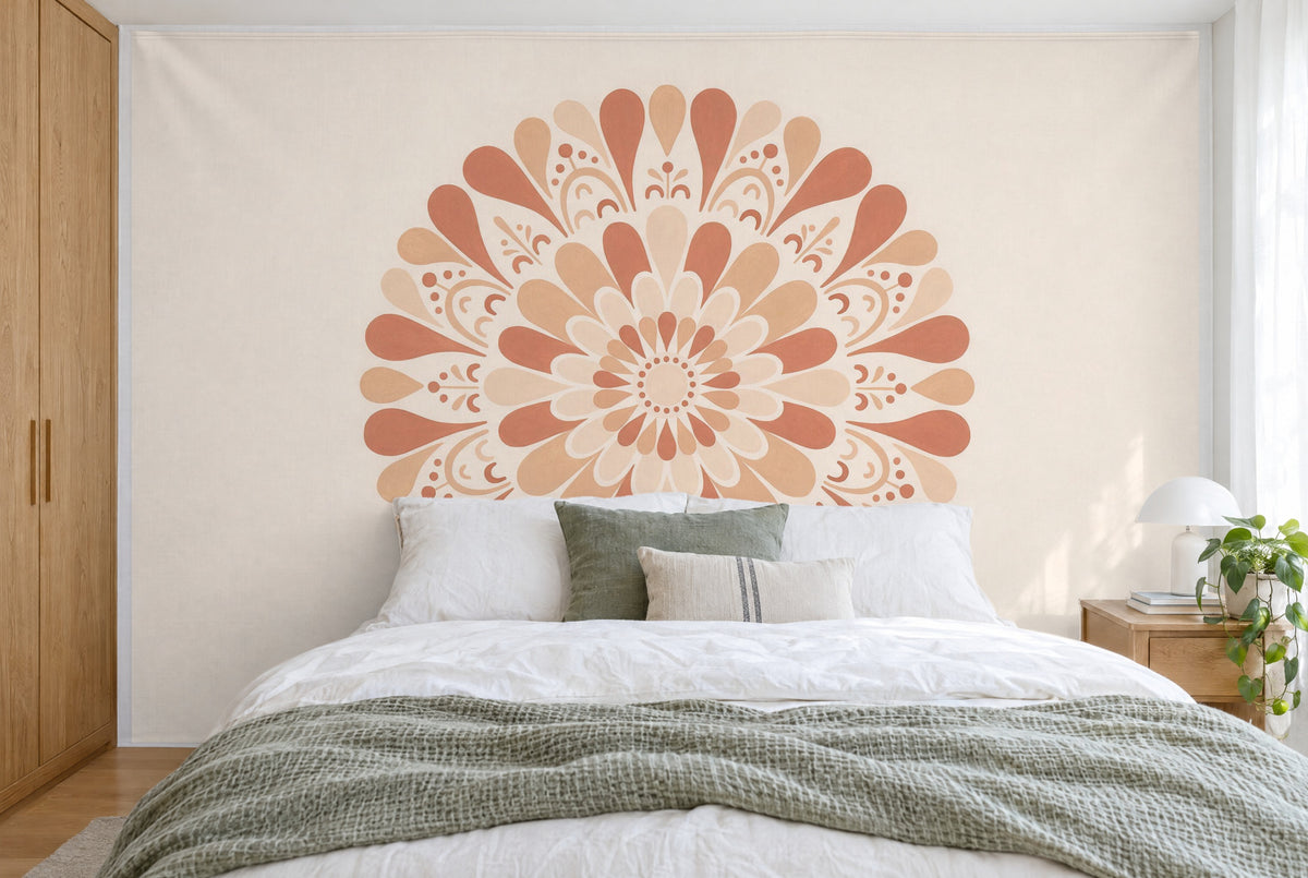 Bedruckter Stoff im XXL-Format: grosses Mandala in Terrakotta und Sand mittig auf Creme, wandfüllend hinter dem Bett