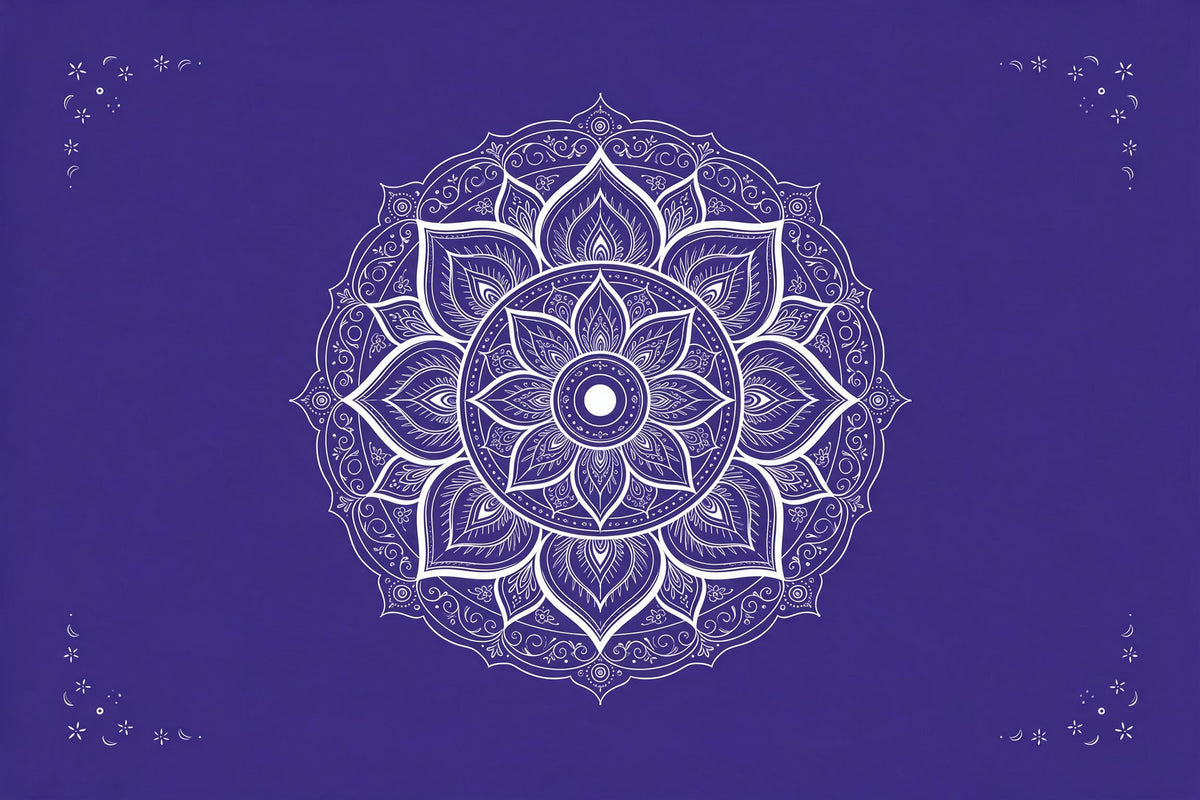 Mandala aux fines lignes blanches avec pétales sur indigo profond, tenture murale imprimée sur tissu – indigo et blanc