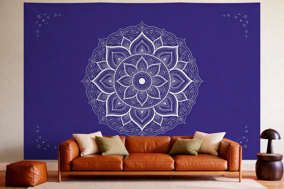 Déco murale dans un salon chaleureux au-dessus du canapé en cuir : tenture murale Mandala indigo et blanc, imprimée sur tissu