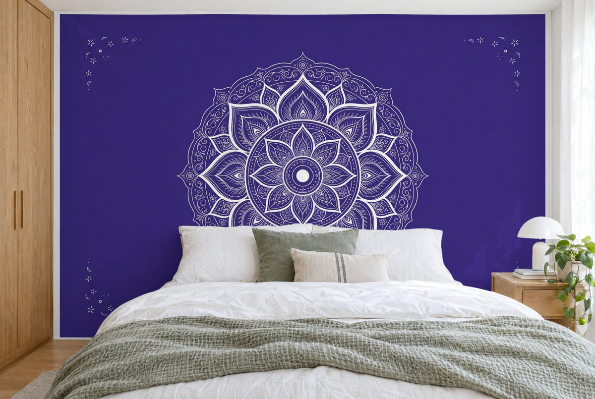 Grande tenture murale Mandala indigo et blanc dans la chambre, sur tout le mur derrière le lit – tapisserie en tissu