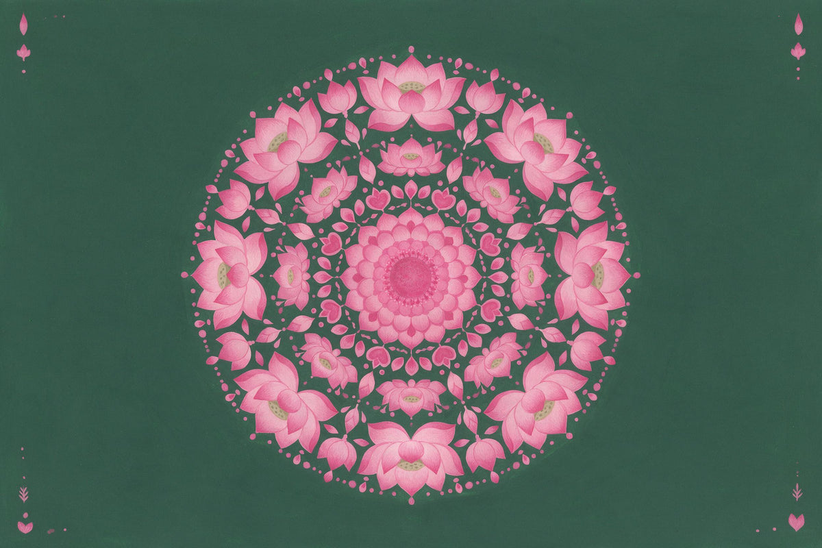 Mandala de flores de loto rosas en el centro sobre fondo verde oscuro, tapiz impreso en tela – rosa y verde
