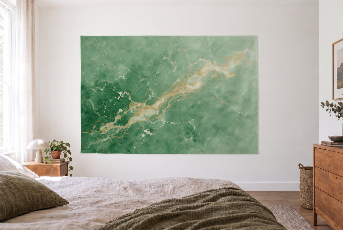 Tapiz mármol verde con vetas doradas en el dormitorio claro frente a la cama, cómoda de madera a la derecha – verde dorado