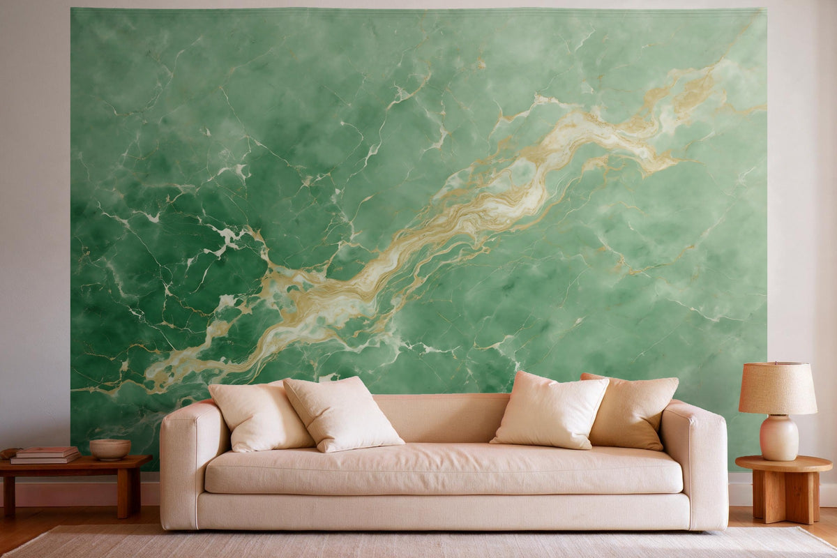 Decoración de pared en un salón luminoso sobre el sofá: tapiz de tela Mármol verde con vetas doradas