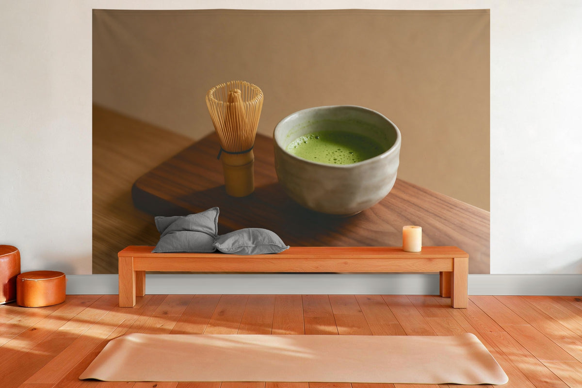 Wandtuch XXL Matcha-Teeschale auf Holz als Wanddeko im Yogaraum