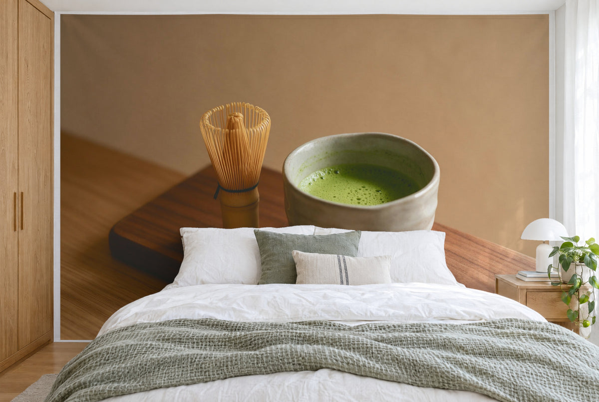 Bedruckter Stoff im XXL-Format: Teeschale mit Matcha rechts der Mitte neben dem Bambusbesen, wandfüllend hinter dem Bett