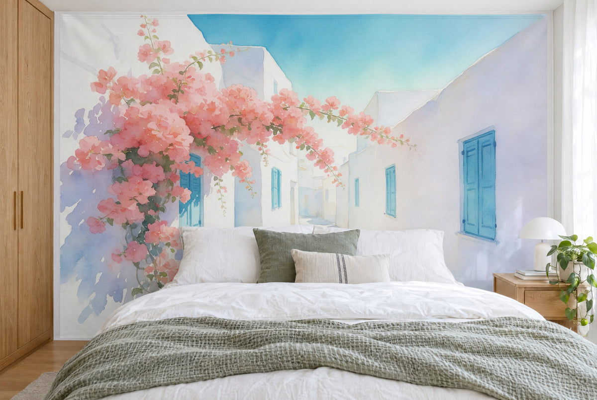 Bedruckter Stoff im XXL-Format: rosa Bougainvillea links über weisser Gasse, rechts blaue Läden, wandfüllend hinter dem Bett