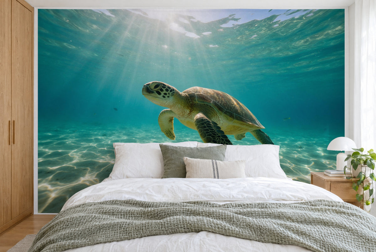 Grande tenture murale Tortue marine dans la lumière du soleil dans la chambre, sur tout le mur derrière le lit – tapisserie en tissu