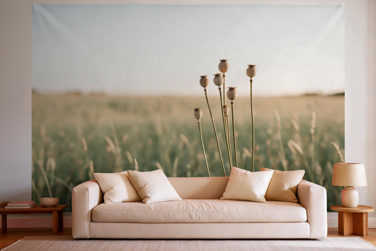 Wandtuch XXL Mohnkapseln auf der Wiese als Wanddeko im hellen Wohnzimmer über dem Sofa