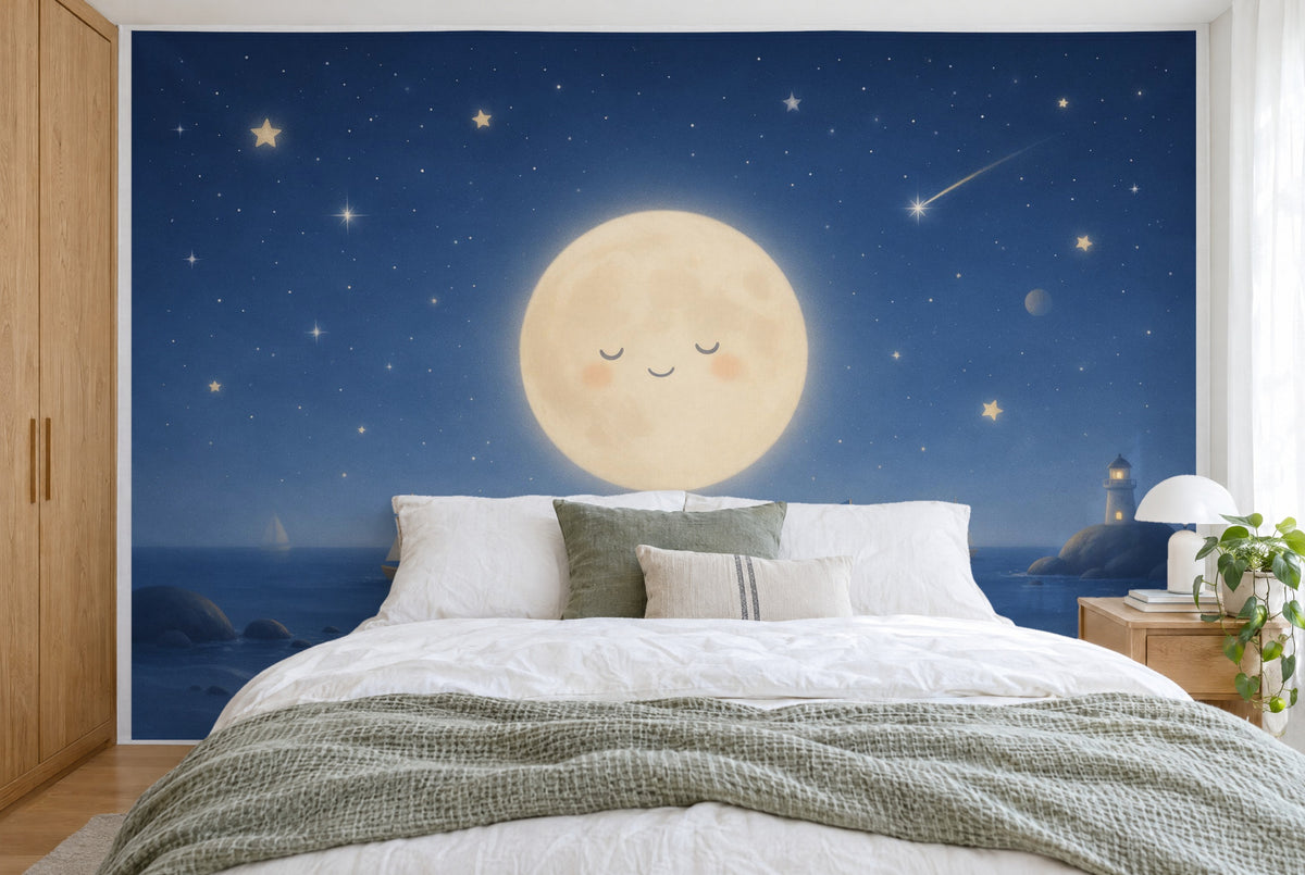 Tissu imprimé XXL : pleine lune souriante au centre, un phare à droite, étoiles sur tout le mur derrière le lit