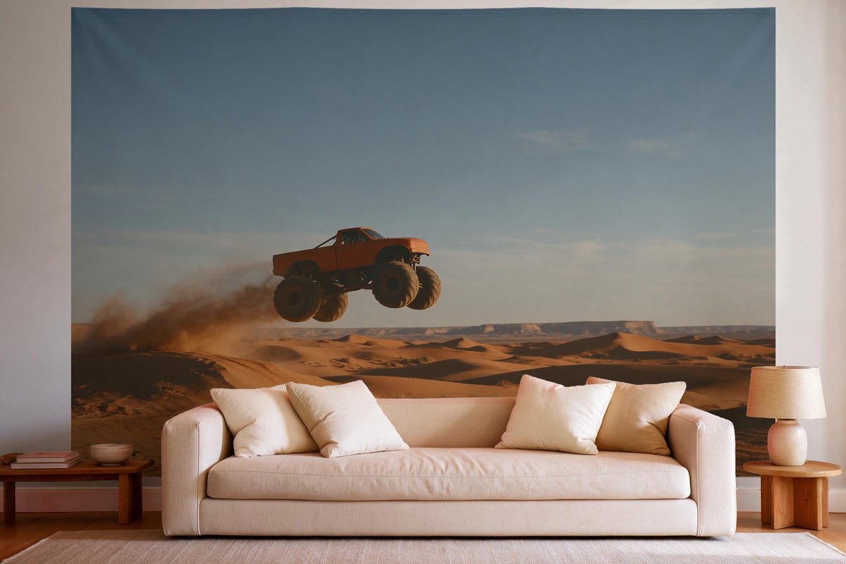 Decoración de pared en un salón luminoso sobre el sofá: tapiz de tela Monster truck en el desierto