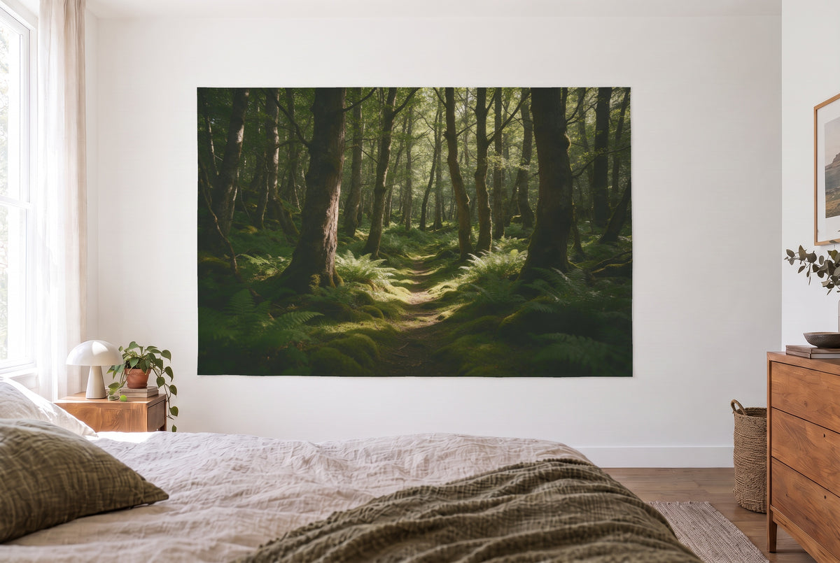 Wandtuch Mooswald mit Farnen und Lichtflecken im hellen Schlafzimmer gegenüber dem Bett, rechts eine Holzkommode – Grün