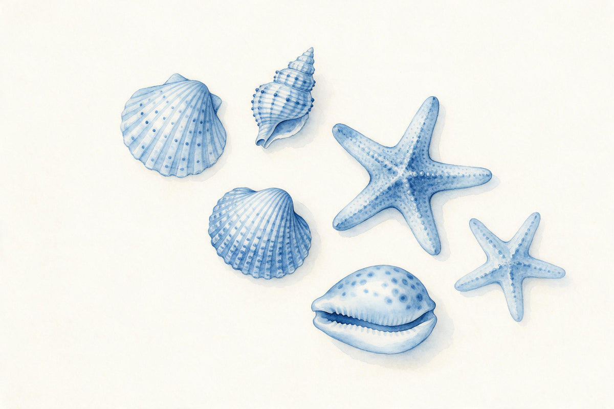 Muscheln und zwei Seesterne locker verteilt auf Creme in Delfter Blau, als Wandtuch, auf Stoff gedruckt – Blau und Beige