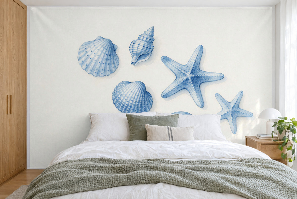 Bedruckter Stoff im XXL-Format: grosser Seestern rechts der Mitte, vier Muscheln auf Creme, wandfüllend hinter dem Bett