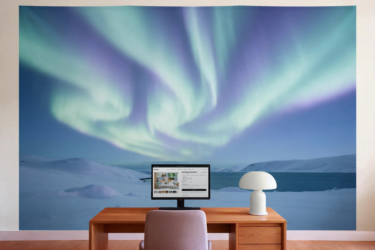Déco murale dans le bureau derrière la table de travail : tenture murale Aurores boréales sur collines de neige, imprimée sur tissu