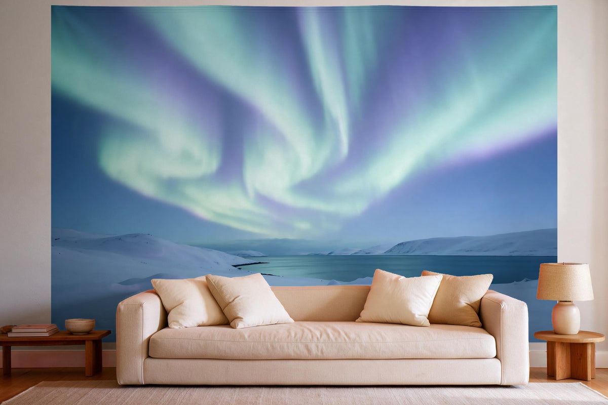 Tenture murale XXL Aurores boréales sur collines de neige en déco murale dans un salon lumineux au-dessus du canapé