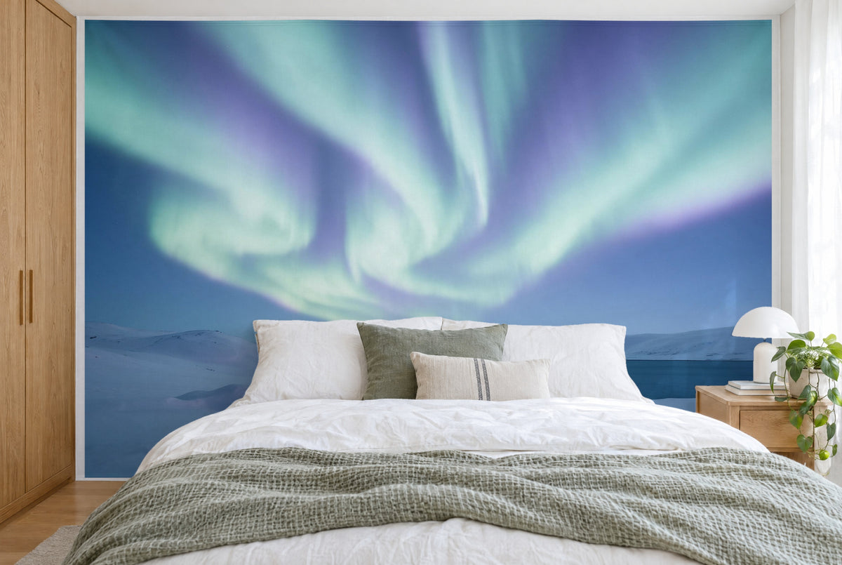 Bedruckter Stoff im XXL-Format: Nordlichter über Schneehügeln und Fjord, wandfüllend hinter dem Bett