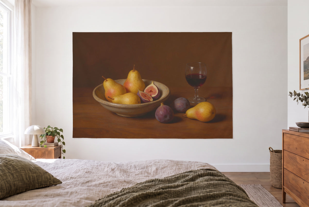 Tenture coupe de fruits aux figues et poires dans la chambre claire face au lit, commode en bois à droite – jaune et brun