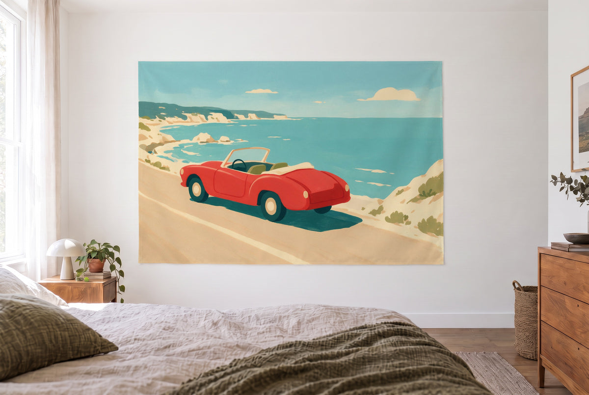 Wandtuch Oldtimer an der Küstenstrasse im hellen Schlafzimmer gegenüber dem Bett, rechts eine Holzkommode – Rot und Türkis