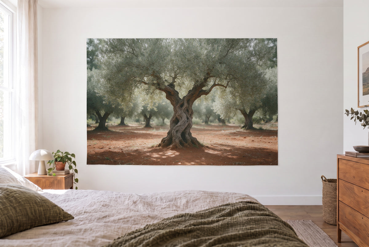 Wandtuch Alter Olivenbaum im Hain im hellen Schlafzimmer gegenüber dem Bett, rechts eine Holzkommode – Grün und Braun