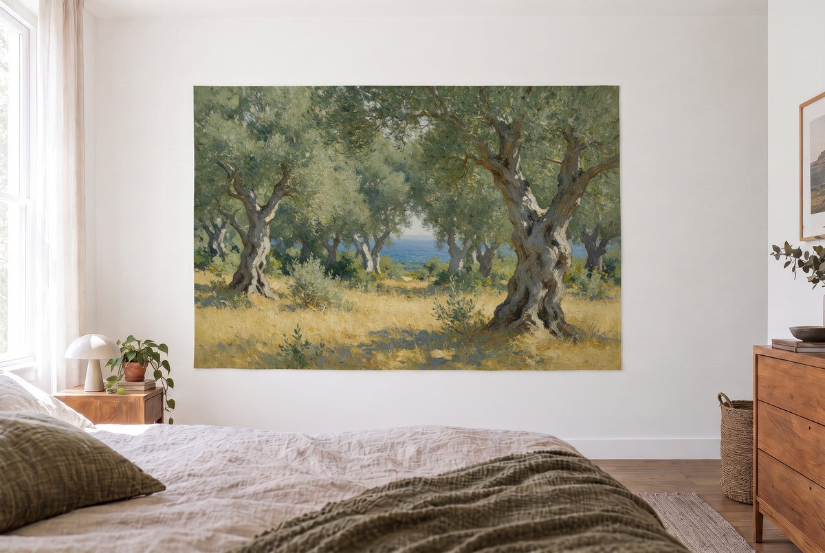 Wandtuch Olivenhain am Mittelmeer in Öl im hellen Schlafzimmer gegenüber dem Bett, rechts eine Holzkommode – Grün und Blau