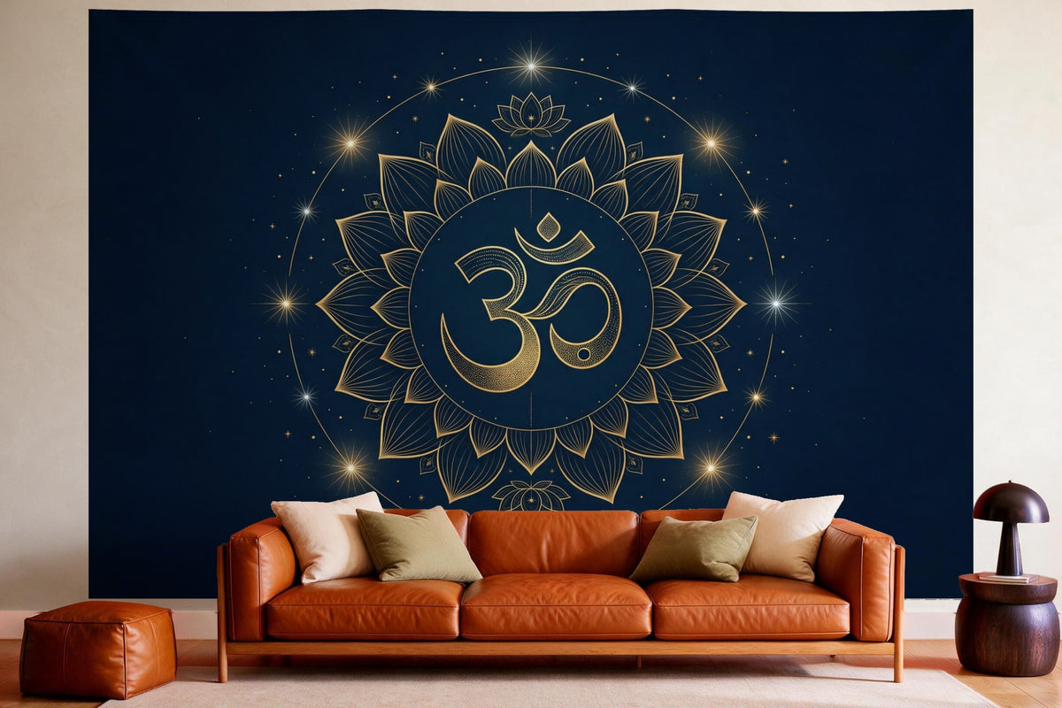 Decoración de pared en un salón acogedor sobre el sofá de cuero: tapiz de tela Om dorado sobre azul noche