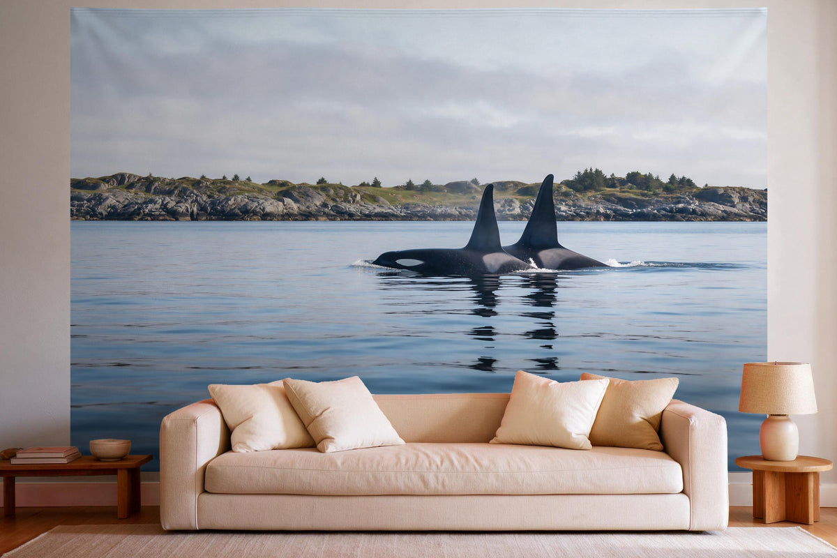 Decoración de pared en un salón luminoso sobre el sofá: tapiz de tela Orcas frente a la costa rocosa