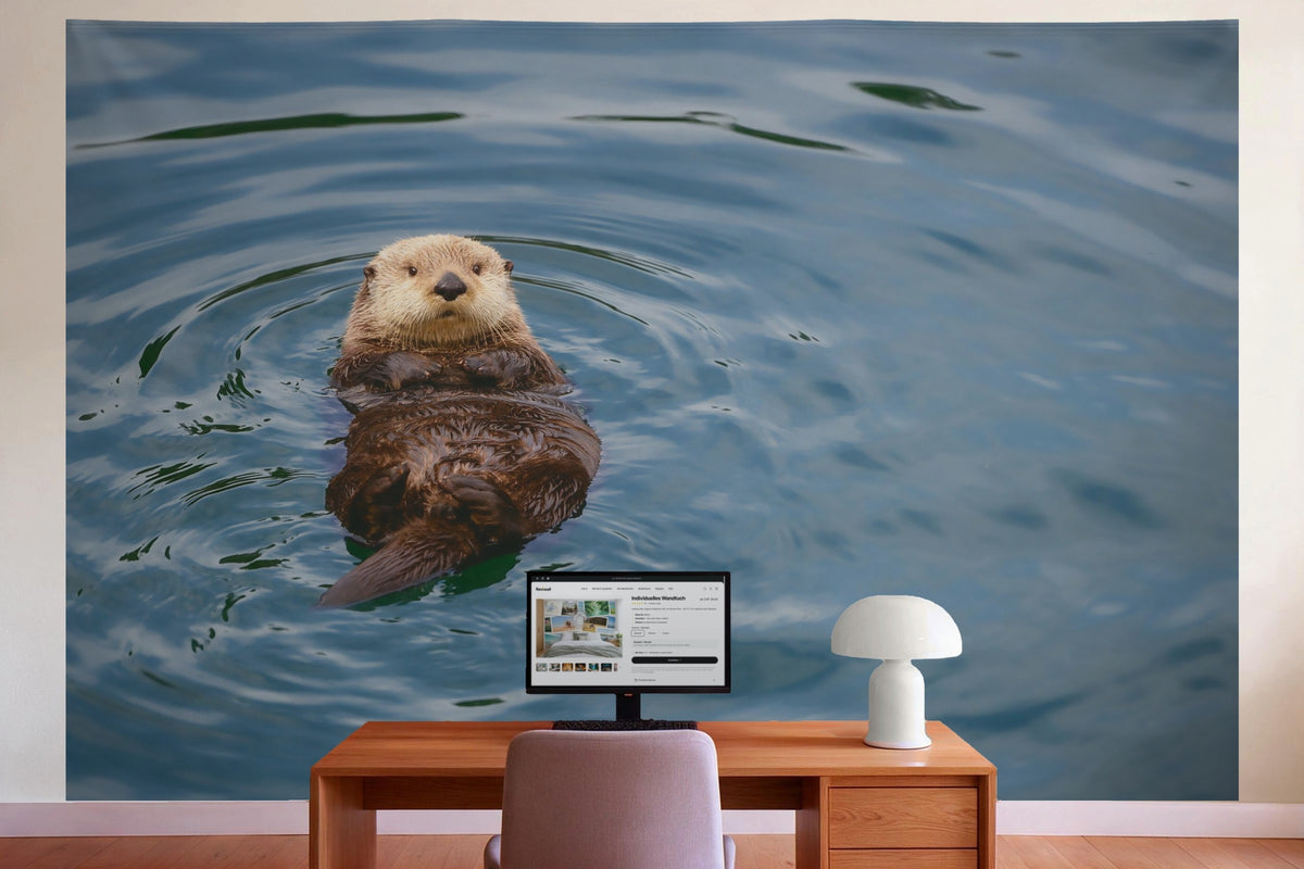 Wanddeko im Büro hinter dem Schreibtisch: Wandtuch Otter im Wasser, auf Stoff gedruckt