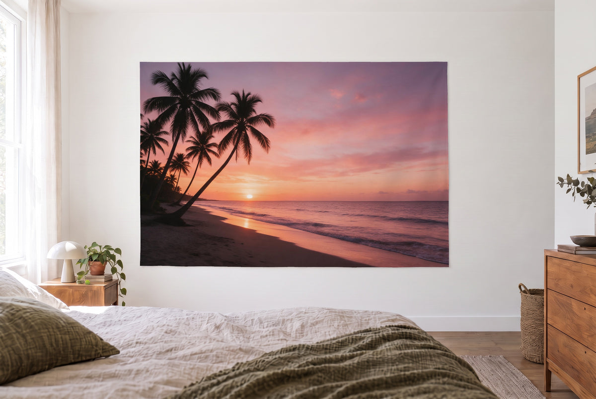 Wandtuch Palmen im Sonnenuntergang im hellen Schlafzimmer gegenüber dem Bett, rechts eine Holzkommode – Orange und Violett