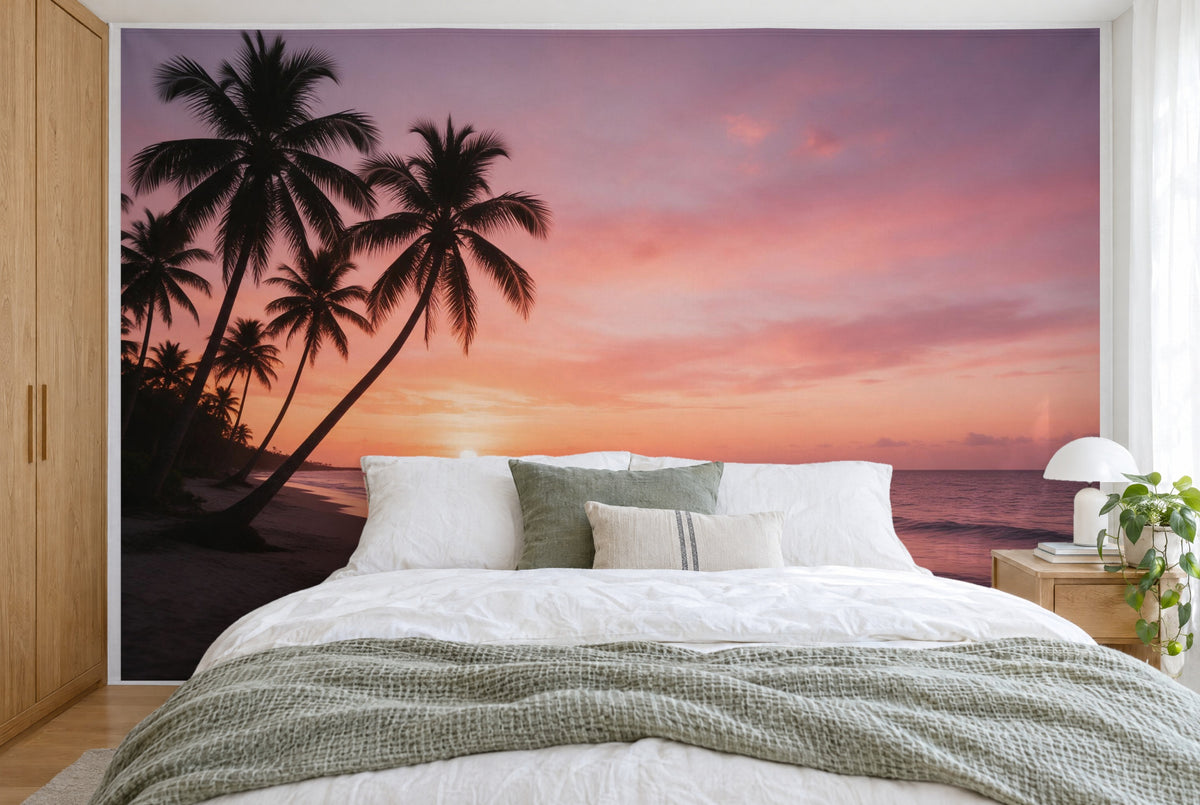Bedruckter Stoff im XXL-Format: Palmensilhouetten links, rechts rosa Abendhimmel über dem Meer, wandfüllend hinter dem Bett