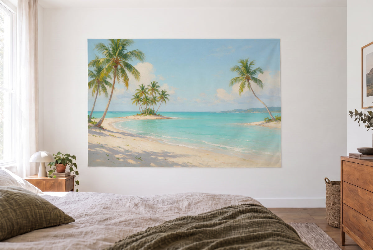 Wandtuch Palmenstrand im Ölgemälde im hellen Schlafzimmer gegenüber dem Bett, rechts eine Holzkommode – Türkis und Beige