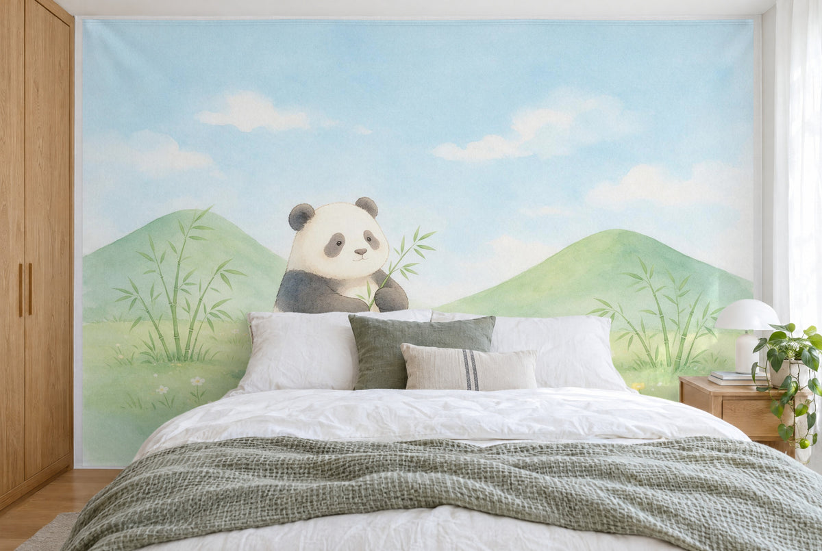 Tissu imprimé XXL : panda à l'aquarelle à gauche du centre entre bambous et collines vertes, mur entier derrière le lit