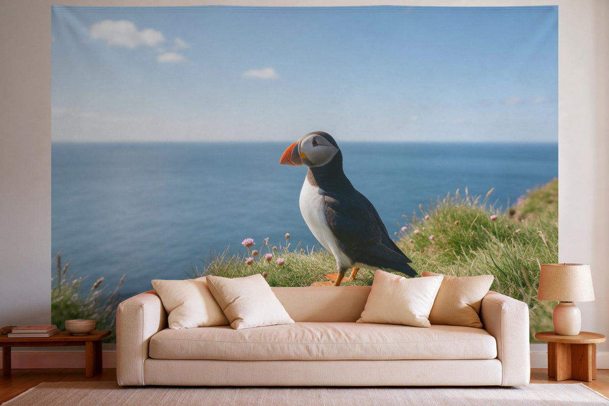 Wandtuch XXL Papageientaucher auf der Klippe als Wanddeko im hellen Wohnzimmer über dem Sofa