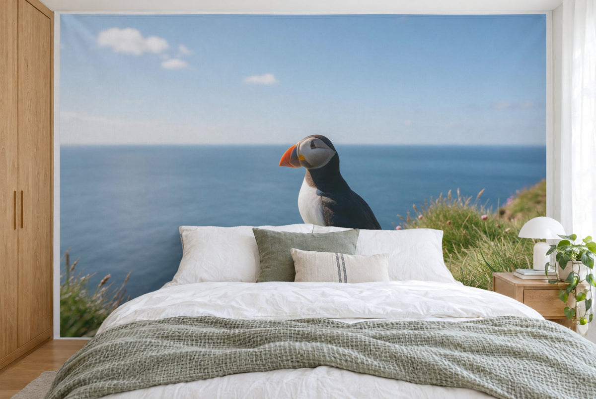 Tissu imprimé XXL : macareux à droite du centre sur herbe de falaise au-dessus de la mer, mur entier derrière le lit