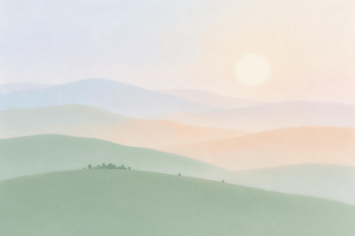 Pastell-Landschaft mit gestaffelten Hügeln im Morgendunst und blasser Sonne, als Wandtuch, auf Stoff gedruckt – Salbei
